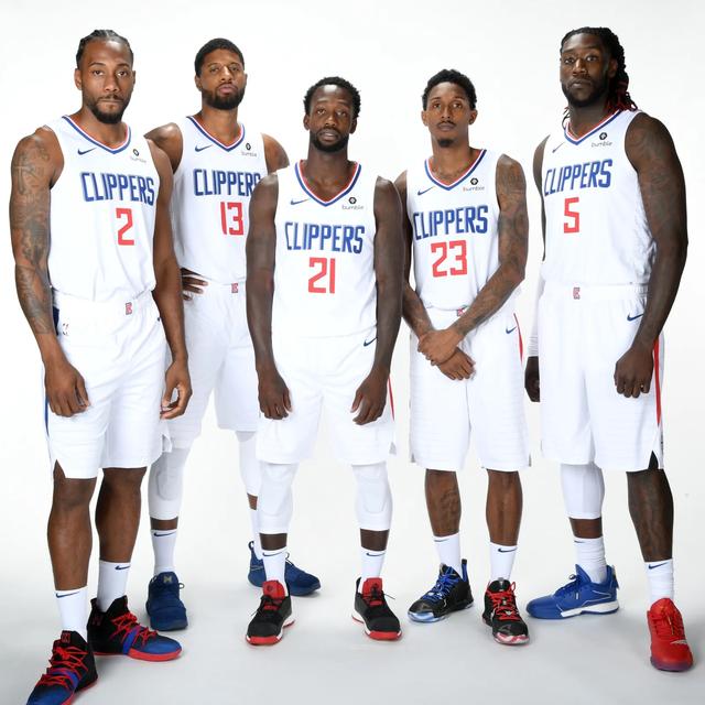 世界足球又一巨星宣布退役（又一位世界足坛巨星正式告别赛场）