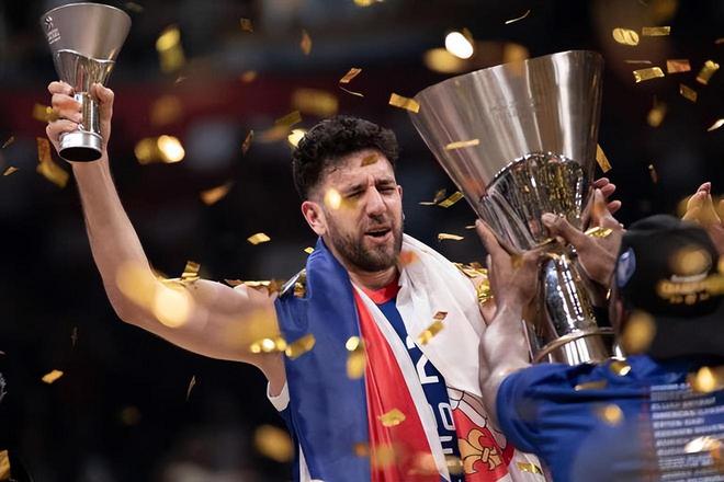 摄像机记录姆巴佩场上语言：向裁判索要解释、让贝林进行压迫（镜头捕捉姆巴佩场上交流：向裁判要解释，指挥贝林前场施压）