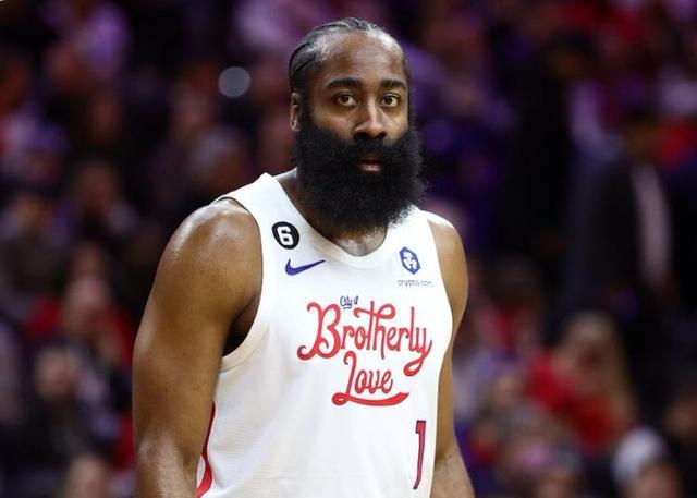 库里三分爆炸连中八球点燃全场（库里三分手感炸裂，连飙8记引爆全场）