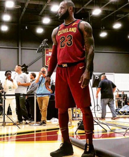 有何意味？萨拉赫社媒晒户外落叶景色图，并未配文（意味何在？萨拉赫社媒晒落叶户外景图，未附文字）