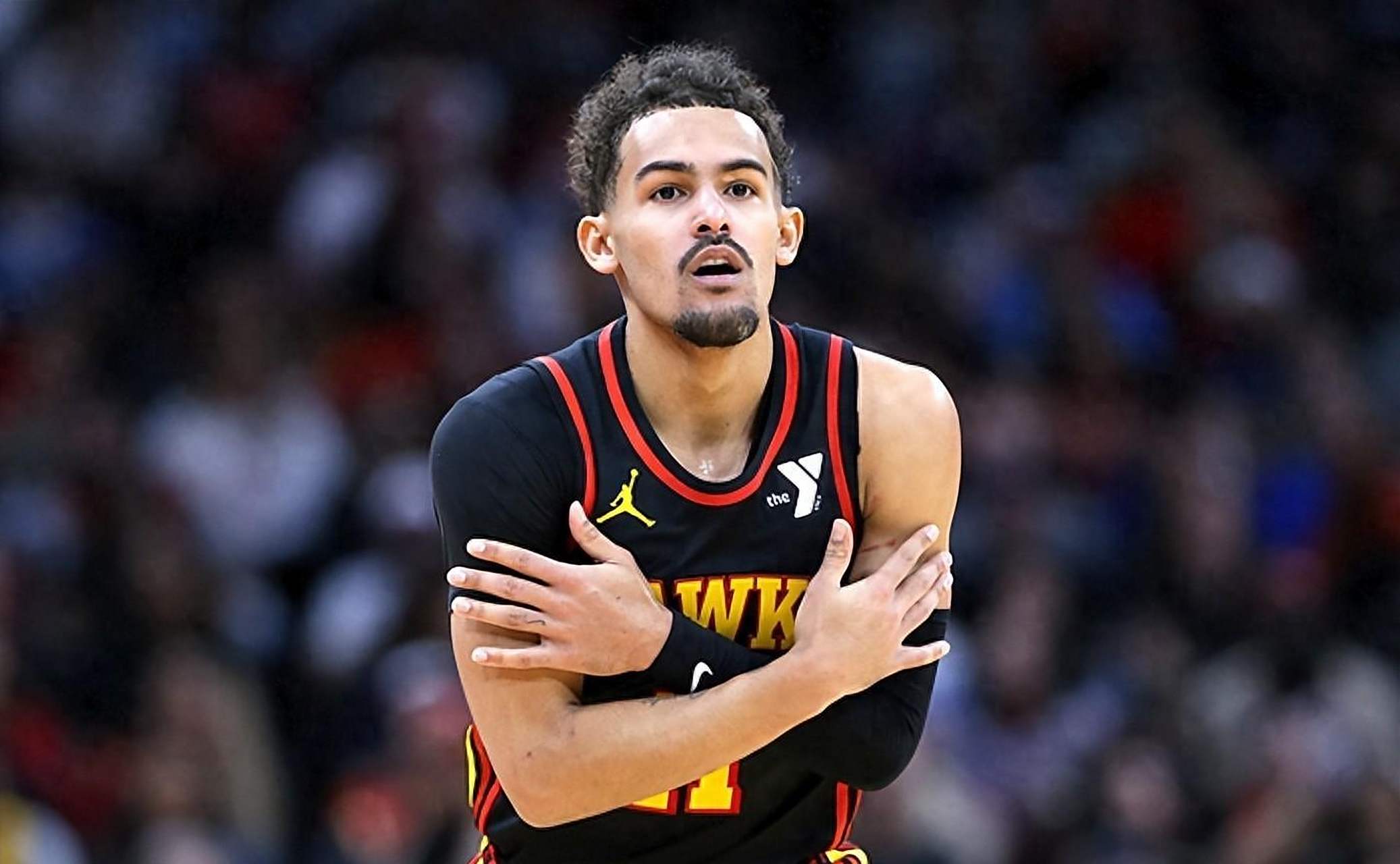 台州队赠沙埠窑青瓷姜糖礼盒，温州队回赠非遗茶饼（台州队以沙埠窑青瓷姜糖礼盒相赠，温州队以非遗茶饼回礼）